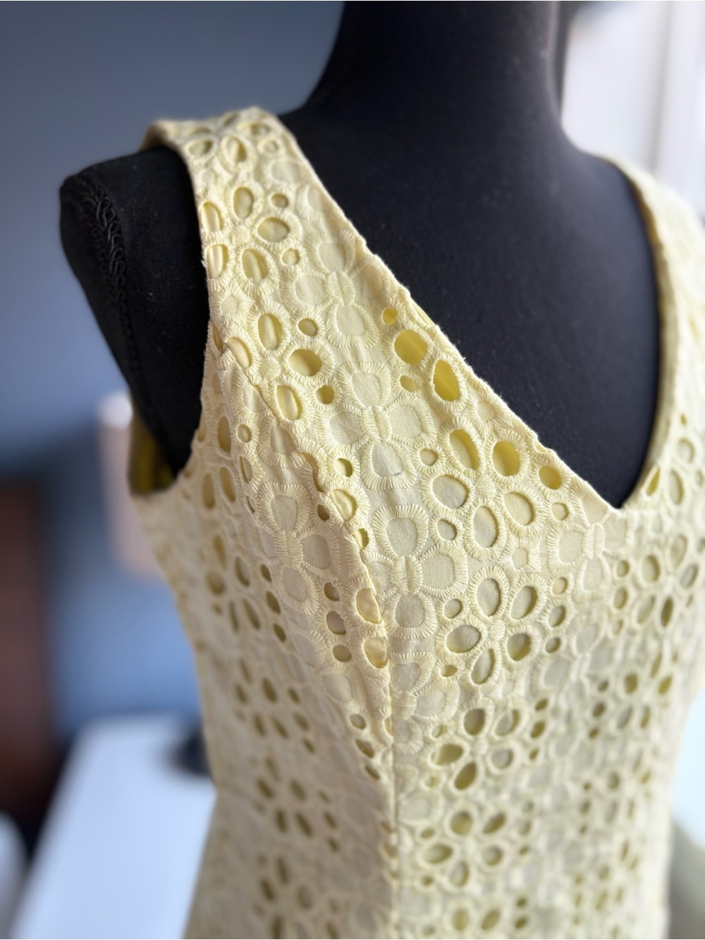 Tommy Hilfiger Butter Yellow Eyelet V-Neck Sleeveless Mini Dress - Picture 16 of 17